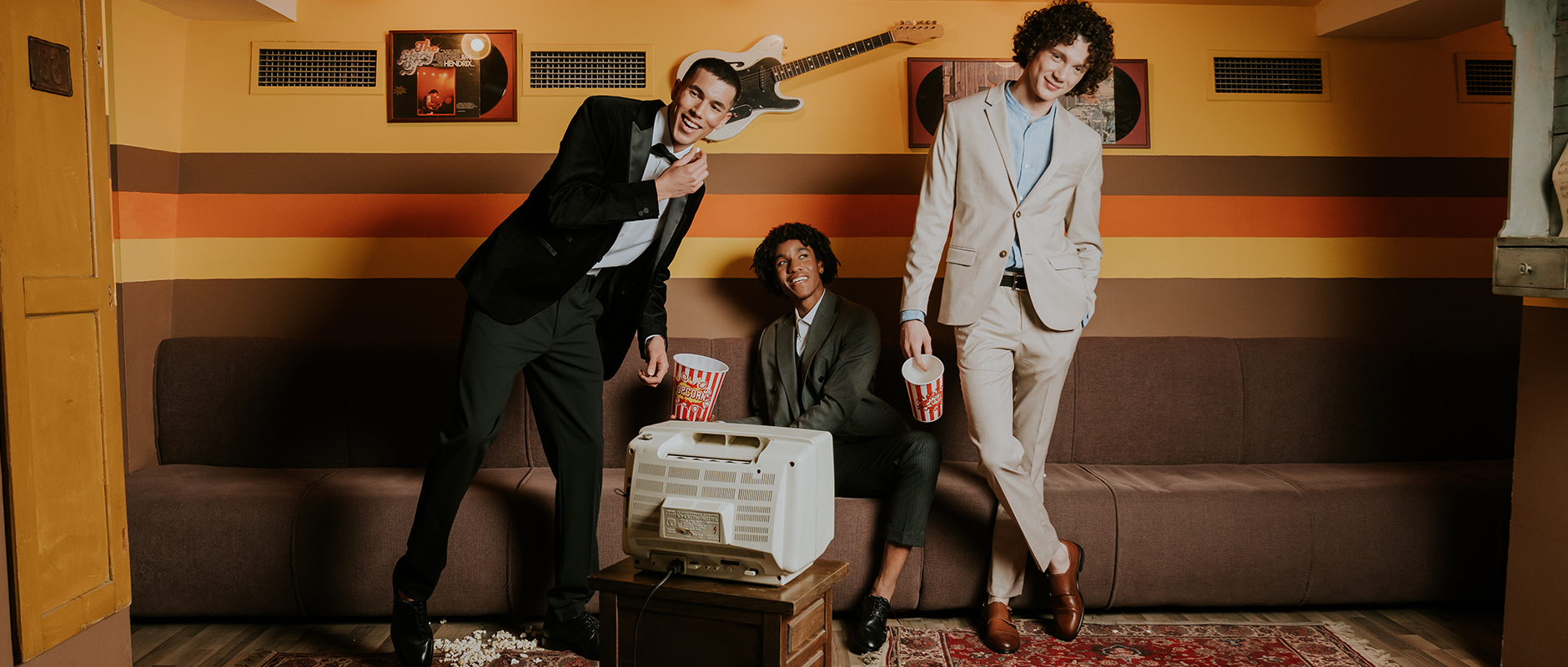 Уникатен матурски изглед со парчињата од Dan John, Mango Man и Bitsiani